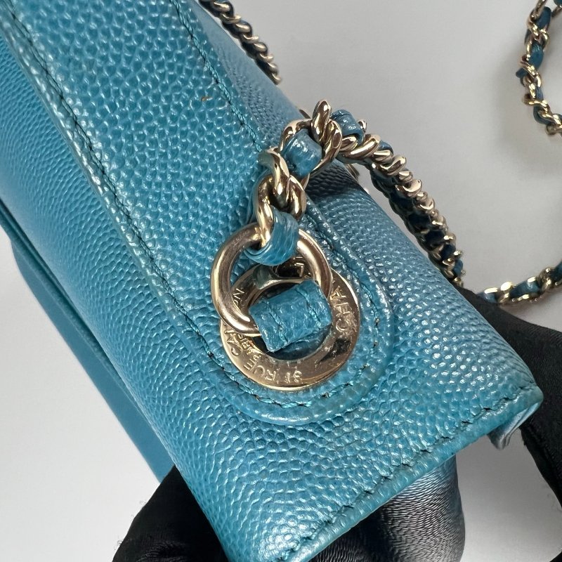 CHANEL 郵差金扣側肩包 荔枝藍 保卡款24開-11