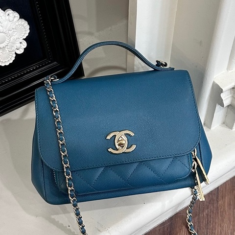 CHANEL 郵差金扣側肩包 荔枝藍 保卡款24開