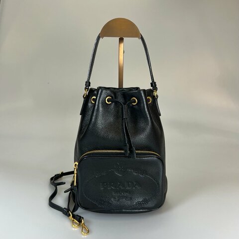 PRADA 黑皮革水桶抽繩包