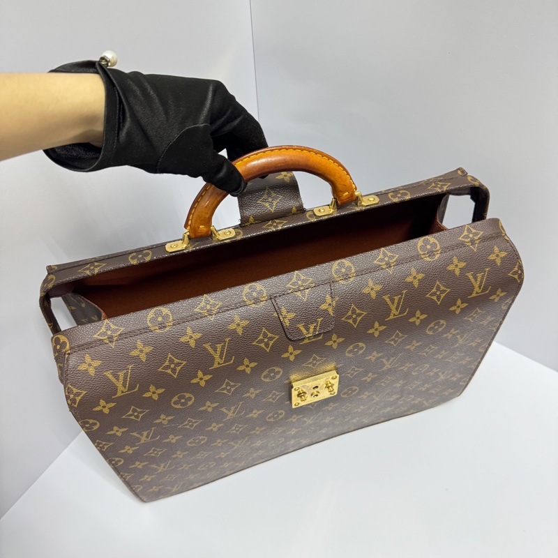 【LV 2025秀場又復刻🖋️】 LV 經典老花 硬殼公事包💼 （專櫃96,000）-9