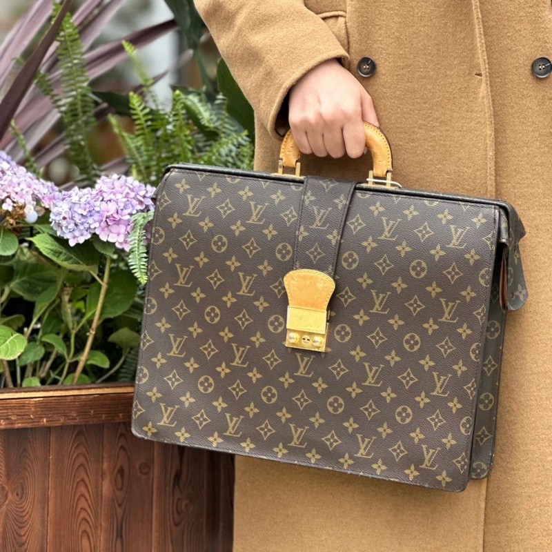 【LV 2025秀場又復刻🖋️】 LV 經典老花 硬殼公事包💼 （專櫃96,000）-17