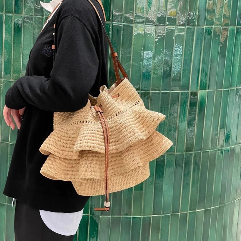 loewe 荷葉 草編 水桶包-1