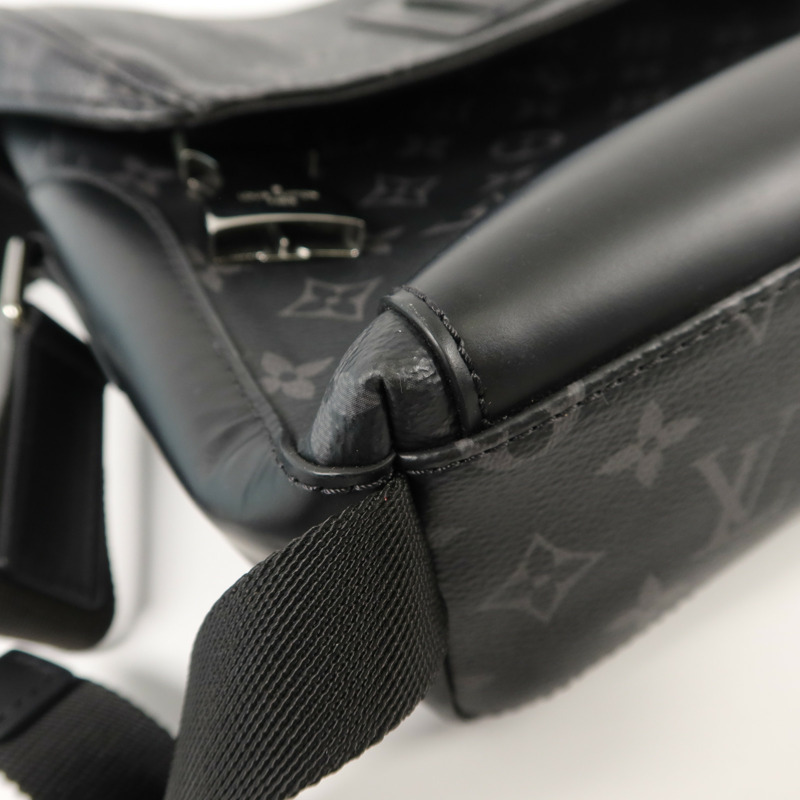 LOUIS VUITTON Monogram Eclipse Messenger PM Voyager肩背袋-11