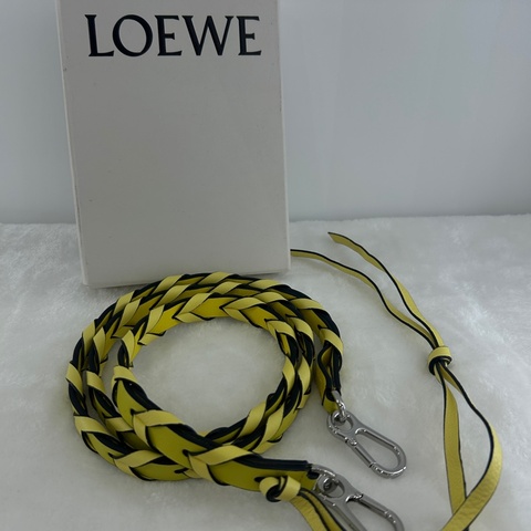 Loewe 全皮編織斜背帶