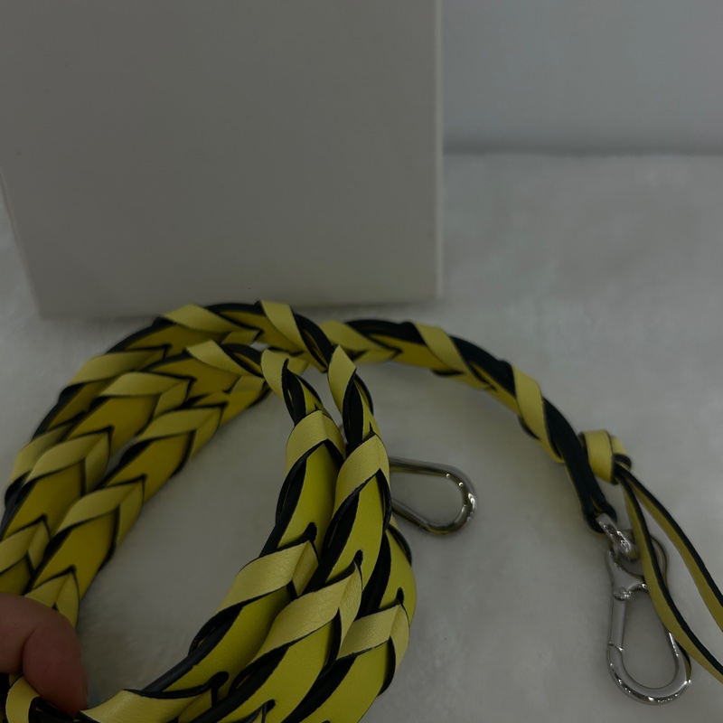 Loewe 全皮編織斜背帶-6