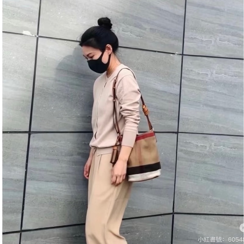 Burberry 經典小水桶包-0