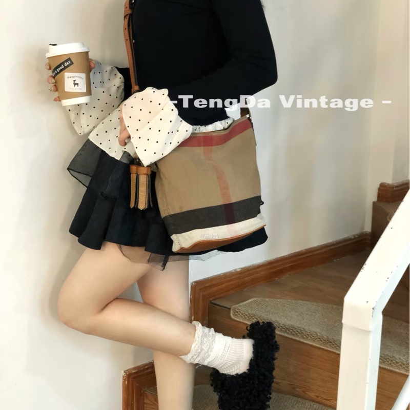 Burberry 經典小水桶包-1