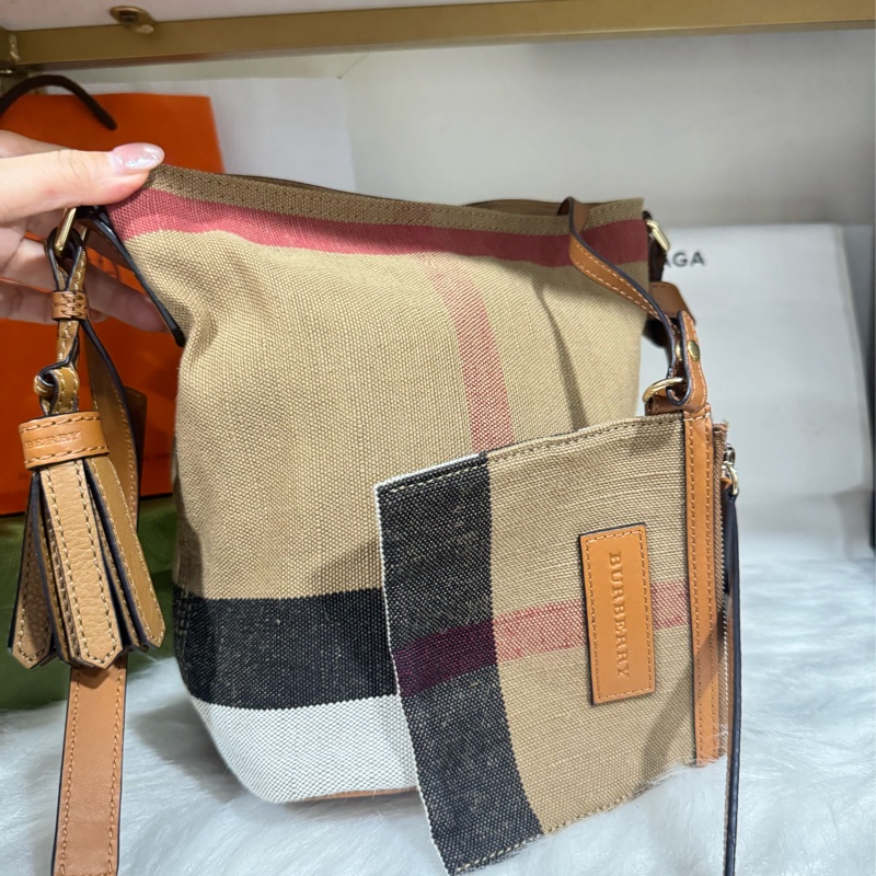 Burberry 經典小水桶包-2