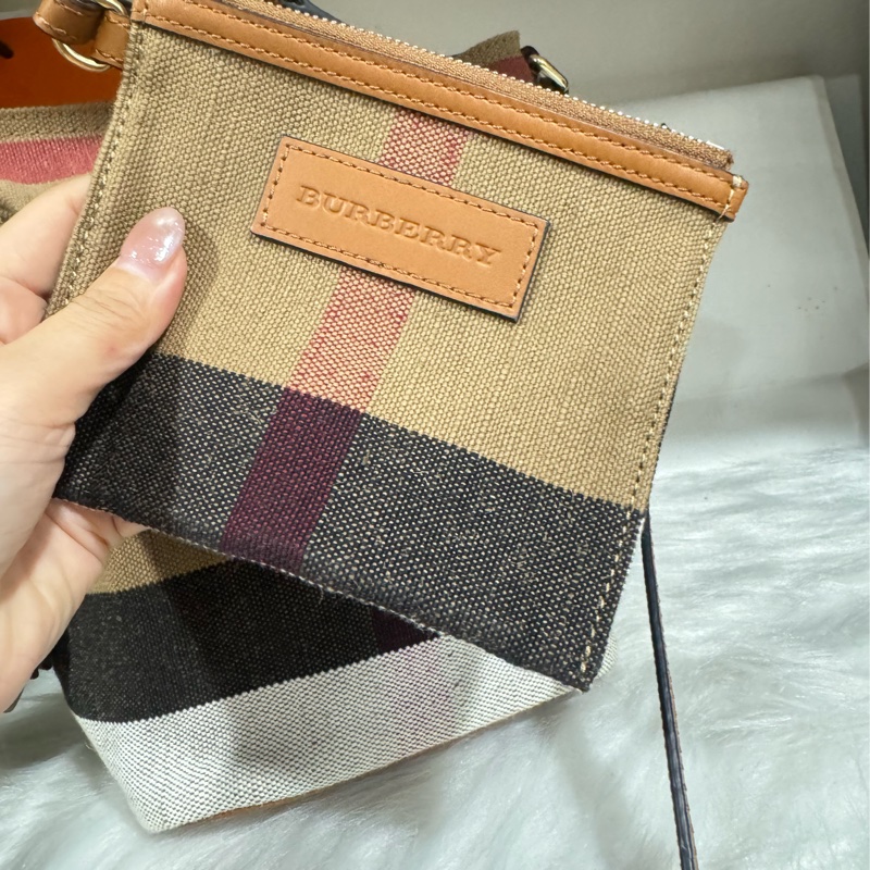 Burberry 經典小水桶包-3
