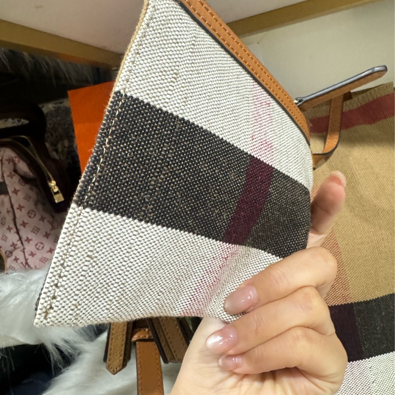Burberry 經典小水桶包-4