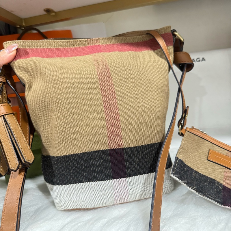 Burberry 經典小水桶包-5