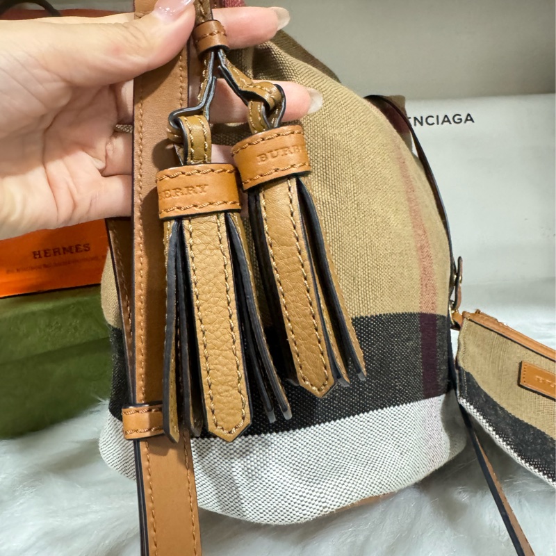 Burberry 經典小水桶包-6