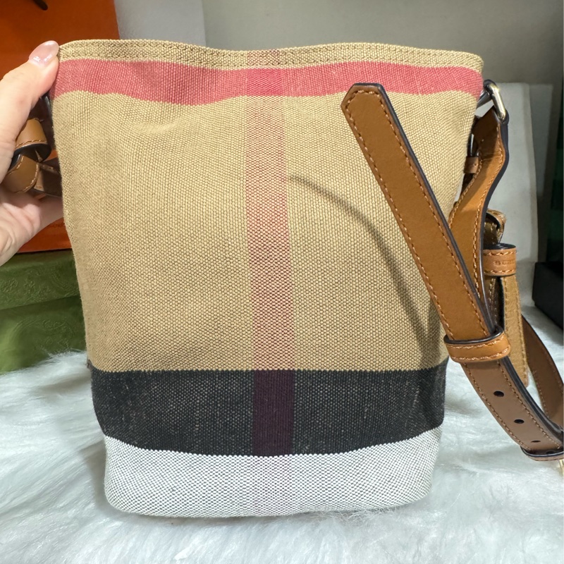Burberry 經典小水桶包-7