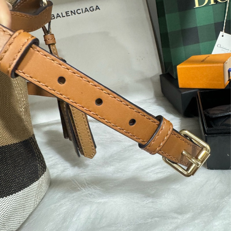 Burberry 經典小水桶包-8