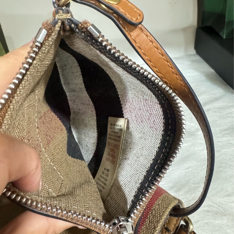 Burberry 經典小水桶包-11
