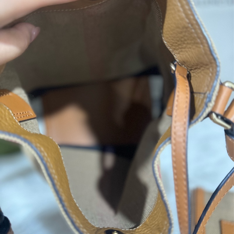 Burberry 經典小水桶包-14