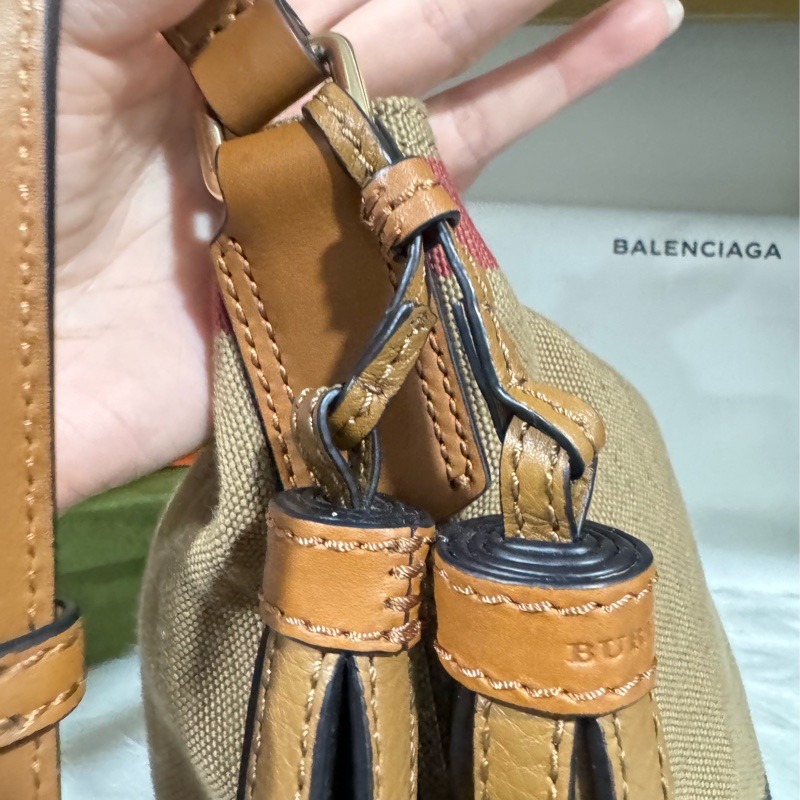 Burberry 經典小水桶包-15