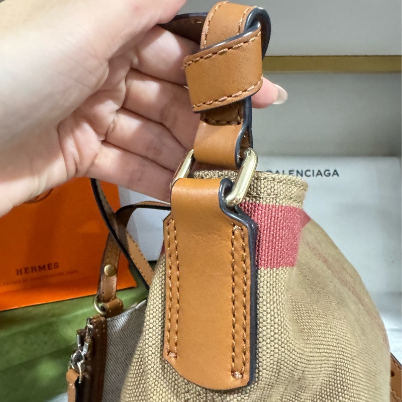 Burberry 經典小水桶包-16