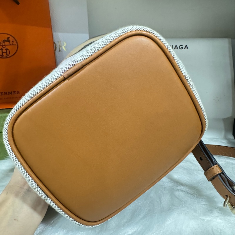 Burberry 經典小水桶包-18