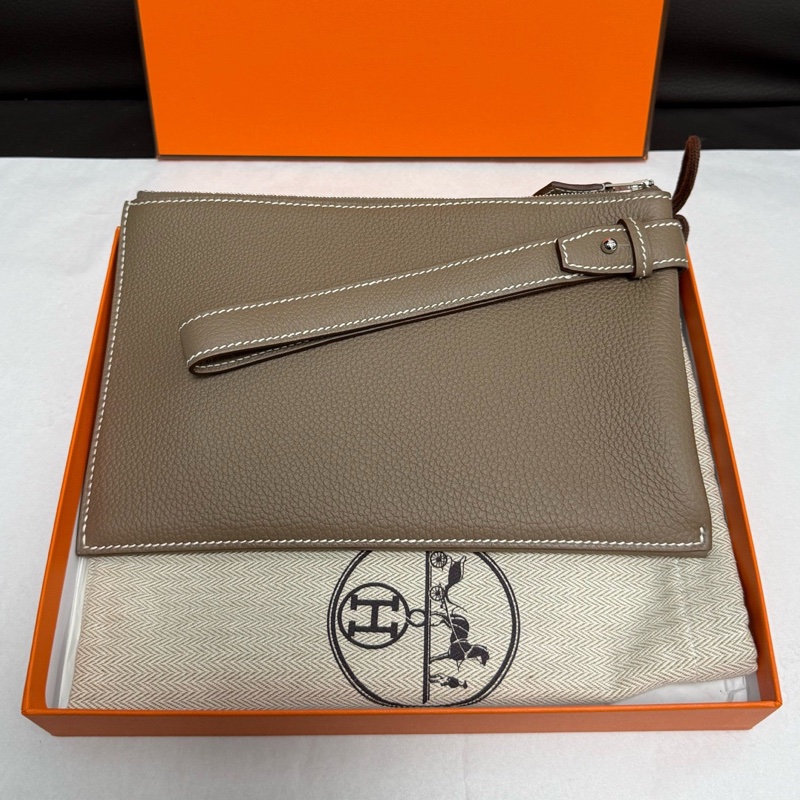 99.9新HERMES愛馬仕 Cabavertige 24 Togo小牛皮 手拿包 18 Etoupe 大象灰 B刻 尺寸：長24.5cm 寬0.7cm 高15.5cm。-0