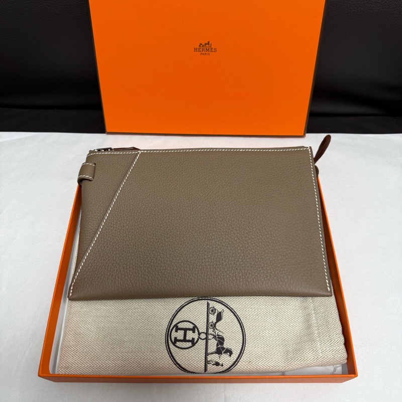 99.9新HERMES愛馬仕 Cabavertige 24 Togo小牛皮 手拿包 18 Etoupe 大象灰 B刻 尺寸：長24.5cm 寬0.7cm 高15.5cm。-1