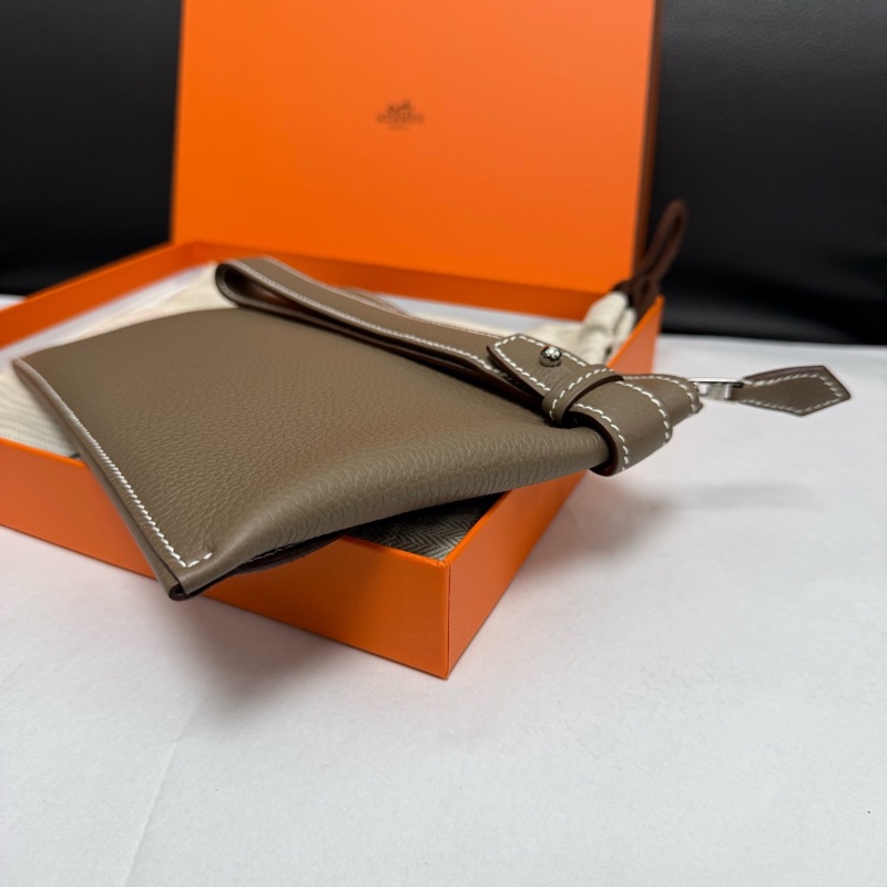 99.9新HERMES愛馬仕 Cabavertige 24 Togo小牛皮 手拿包 18 Etoupe 大象灰 B刻 尺寸：長24.5cm 寬0.7cm 高15.5cm。-2