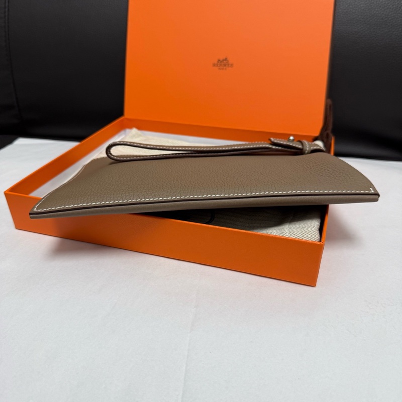 99.9新HERMES愛馬仕 Cabavertige 24 Togo小牛皮 手拿包 18 Etoupe 大象灰 B刻 尺寸：長24.5cm 寬0.7cm 高15.5cm。-3