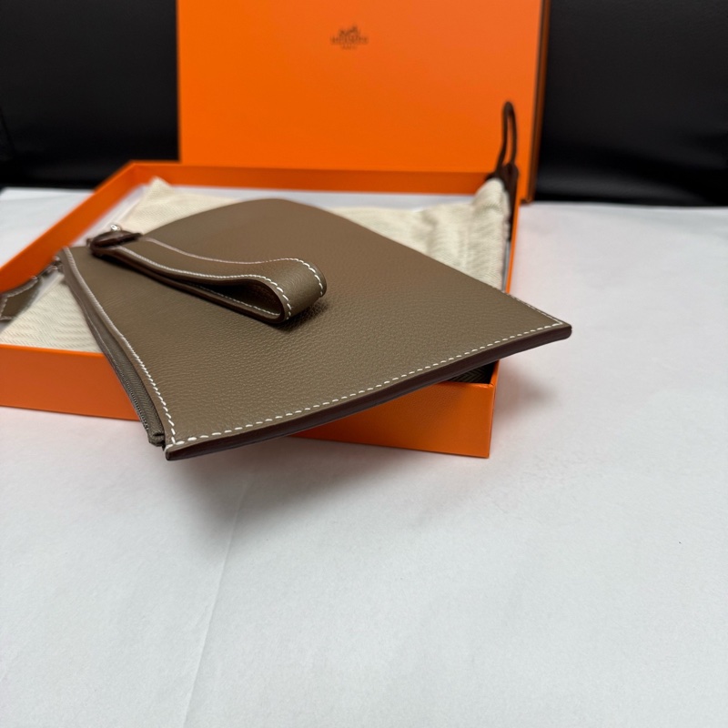 99.9新HERMES愛馬仕 Cabavertige 24 Togo小牛皮 手拿包 18 Etoupe 大象灰 B刻 尺寸：長24.5cm 寬0.7cm 高15.5cm。-4