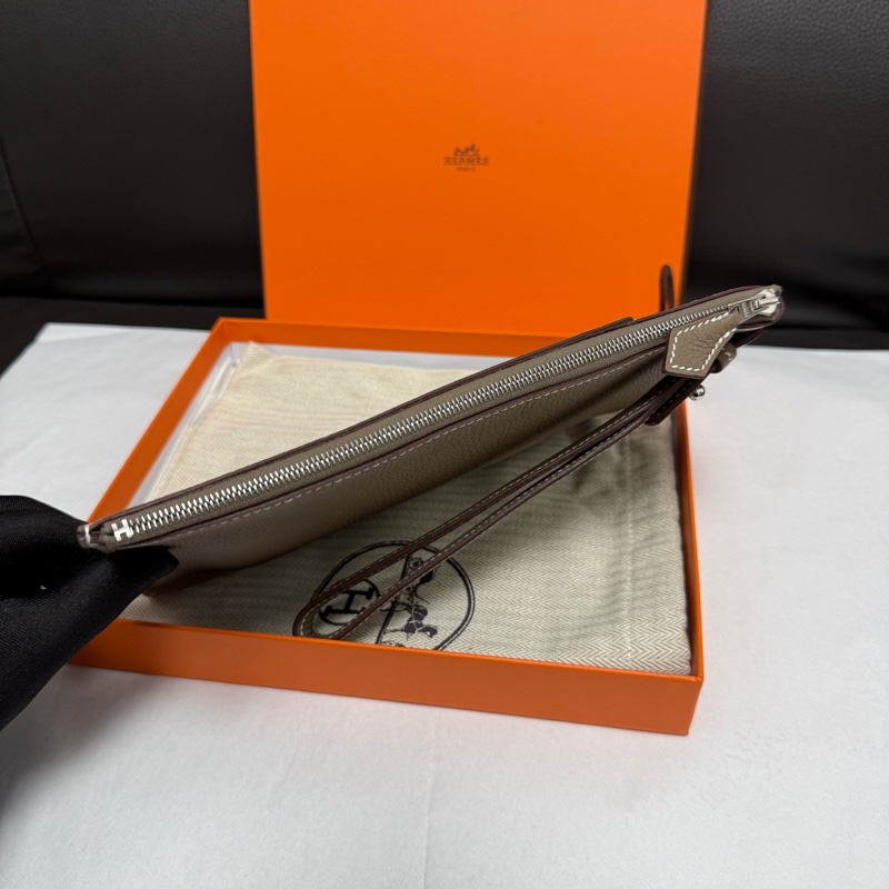 99.9新HERMES愛馬仕 Cabavertige 24 Togo小牛皮 手拿包 18 Etoupe 大象灰 B刻 尺寸：長24.5cm 寬0.7cm 高15.5cm。-5