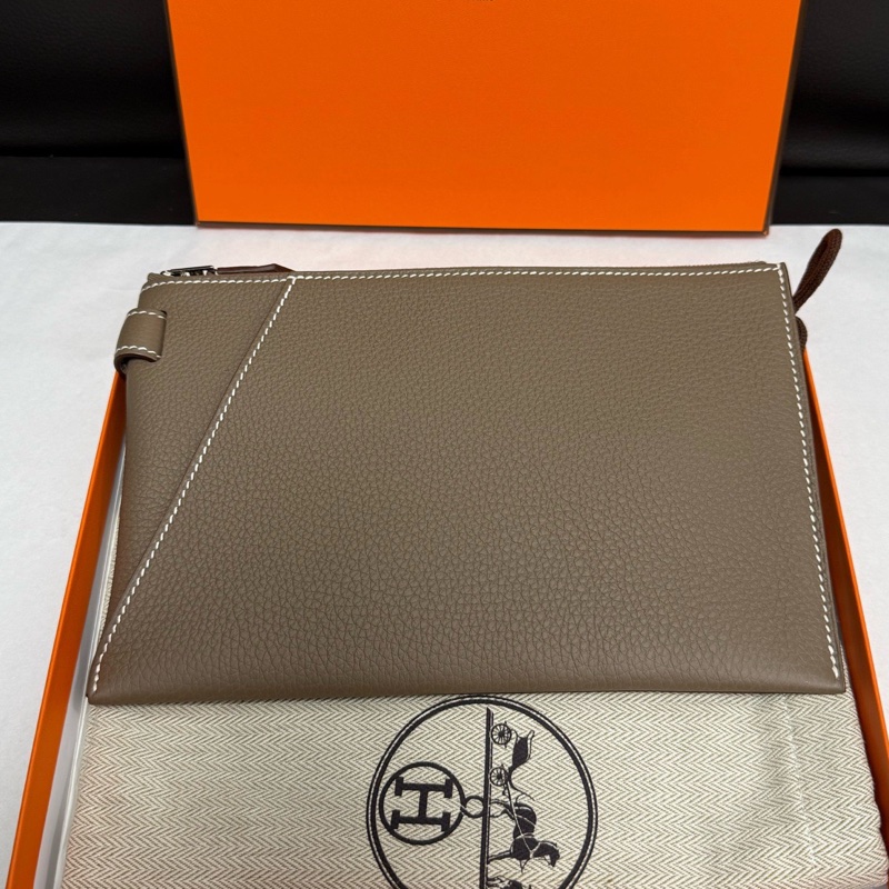99.9新HERMES愛馬仕 Cabavertige 24 Togo小牛皮 手拿包 18 Etoupe 大象灰 B刻 尺寸：長24.5cm 寬0.7cm 高15.5cm。-8