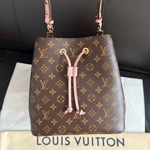 幾乎全新 Louis Vuitton路易威登 芯片款 老花粉色noe抽绳水桶包单肩斜挎包 尺寸：26x26x17.5 cm 附件：尘袋。