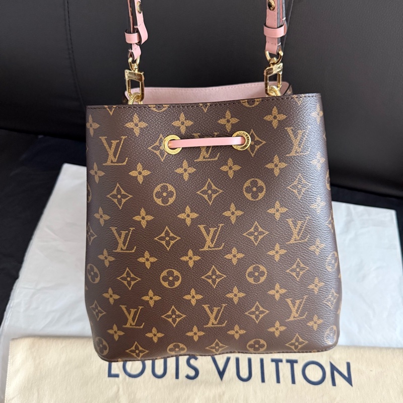 幾乎全新 Louis Vuitton路易威登 芯片款 老花粉色noe抽绳水桶包单肩斜挎包 尺寸：26x26x17.5 cm 附件：尘袋。-1