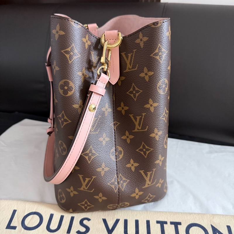 幾乎全新 Louis Vuitton路易威登 芯片款 老花粉色noe抽绳水桶包单肩斜挎包 尺寸：26x26x17.5 cm 附件：尘袋。-2