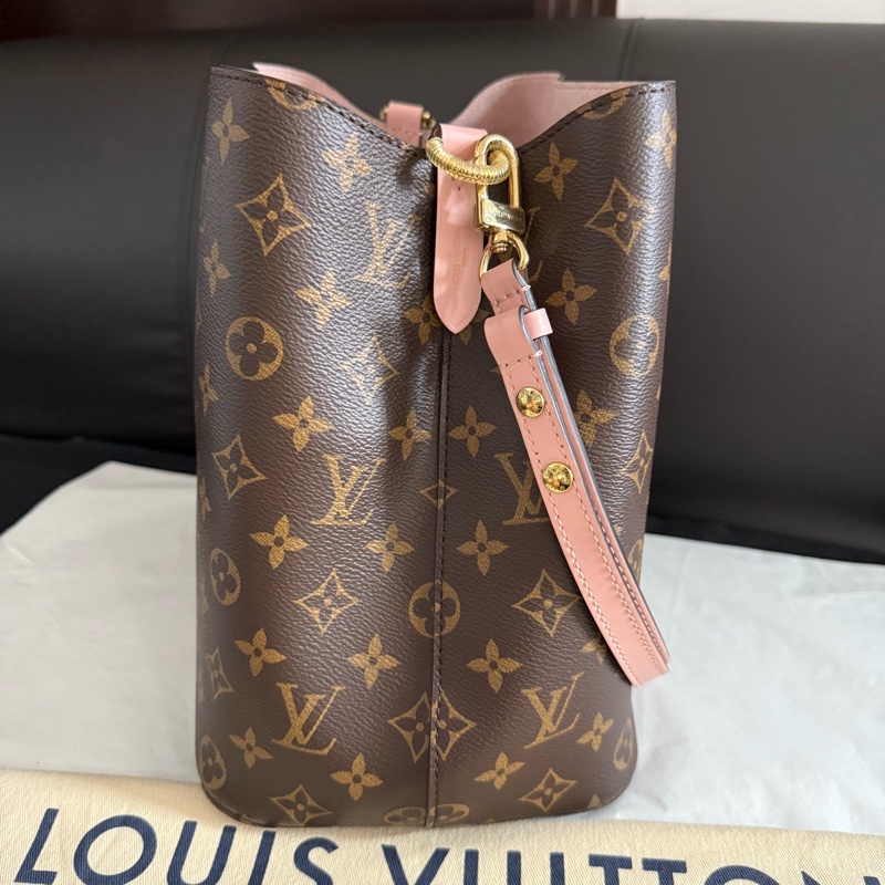 幾乎全新 Louis Vuitton路易威登 芯片款 老花粉色noe抽绳水桶包单肩斜挎包 尺寸：26x26x17.5 cm 附件：尘袋。-3