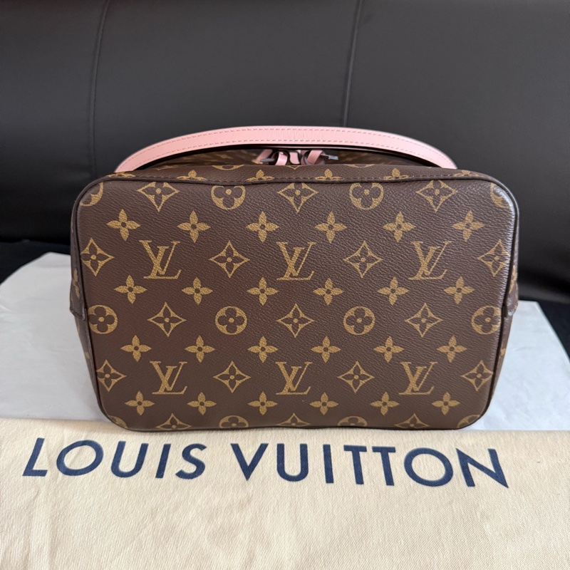 幾乎全新 Louis Vuitton路易威登 芯片款 老花粉色noe抽绳水桶包单肩斜挎包 尺寸：26x26x17.5 cm 附件：尘袋。-6