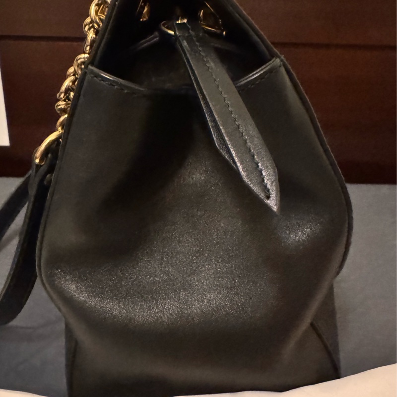 Gucci黑色牛皮老花壓紋鏈條肩背包-1