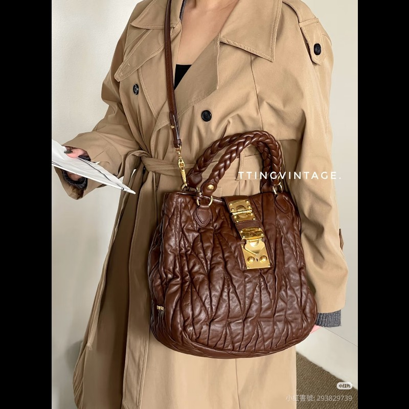 【Miu Miu 】造型皮革三用包-1