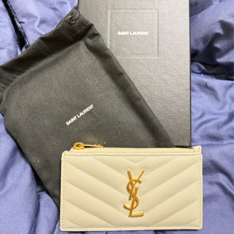 YSL V字縫線金屬LOGO魚子醬拉鍊卡夾零錢包-0