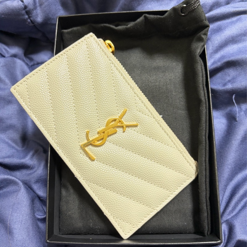 YSL V字縫線金屬LOGO魚子醬拉鍊卡夾零錢包-1