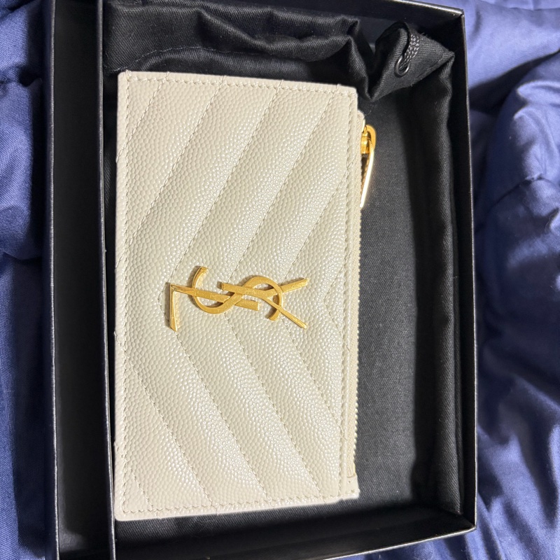YSL V字縫線金屬LOGO魚子醬拉鍊卡夾零錢包-2