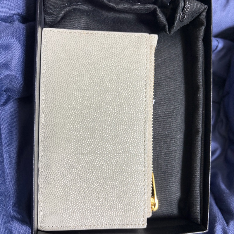 YSL V字縫線金屬LOGO魚子醬拉鍊卡夾零錢包-3