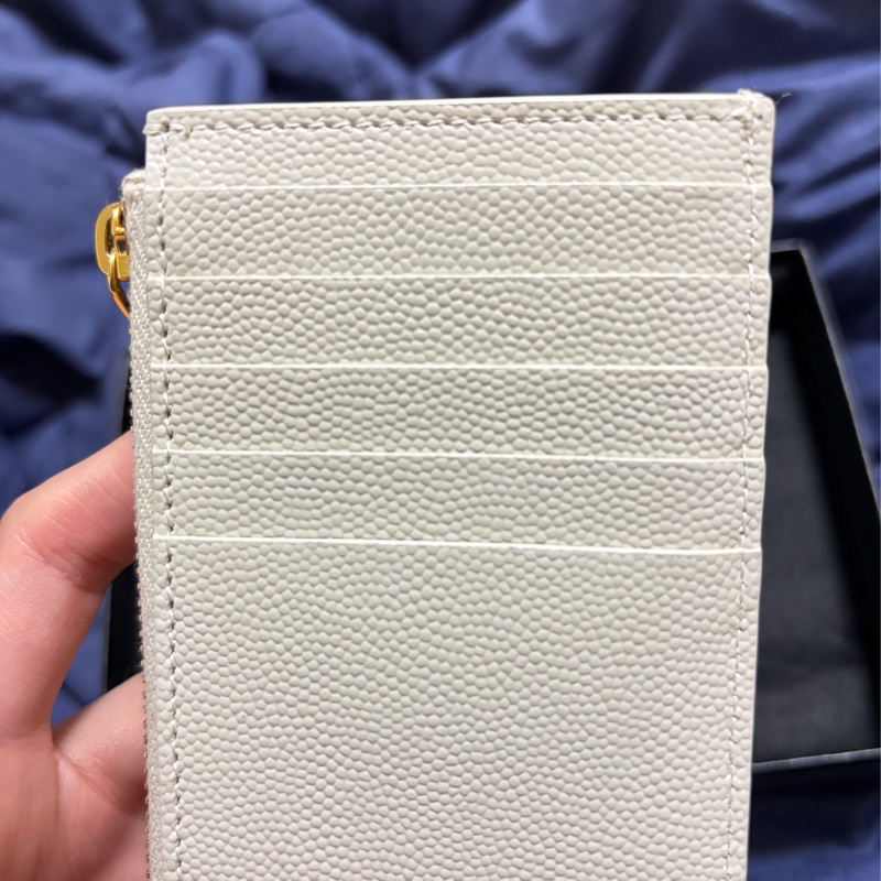 YSL V字縫線金屬LOGO魚子醬拉鍊卡夾零錢包-4