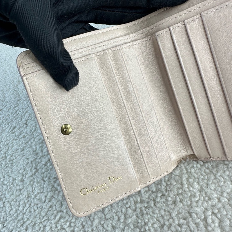 DIOR迪奧 dioraddict櫻花粉色藤格紋錢包 錢夾 羊皮 做舊金扣 尺寸11.5*10 送一根鏈條可改造成鏈條包-11