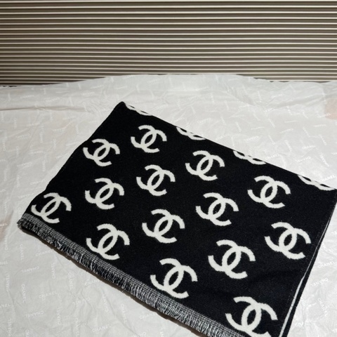 Chanel香奈兒經典黑白雙面logo圍巾