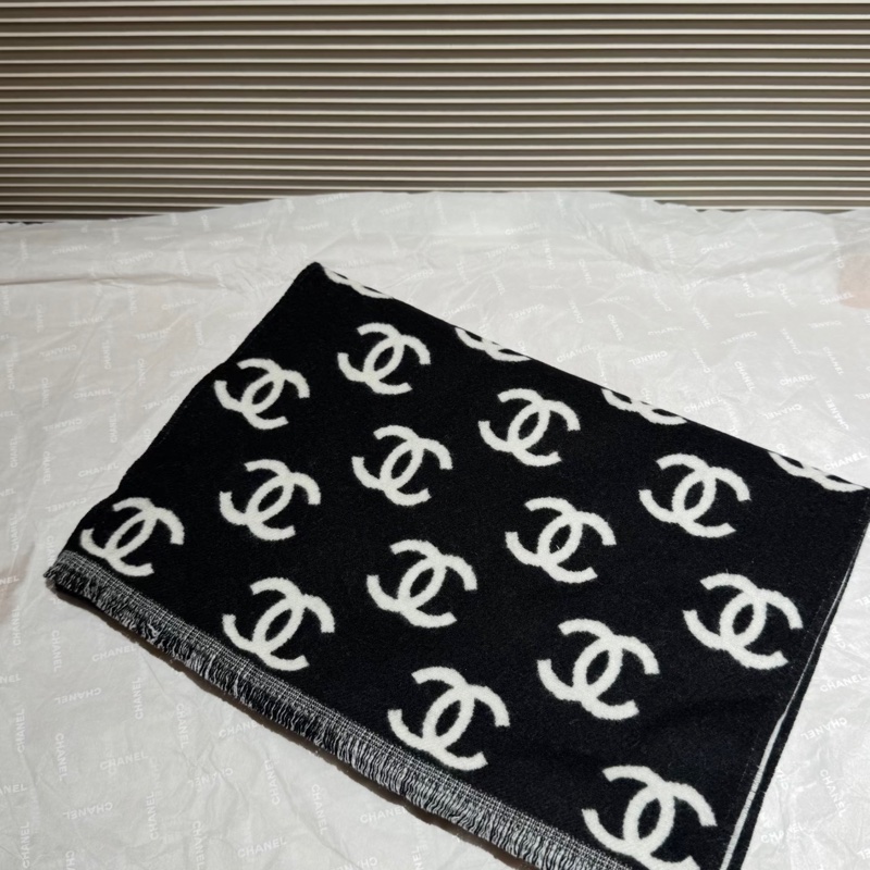 Chanel香奈兒經典黑白雙面logo圍巾-0