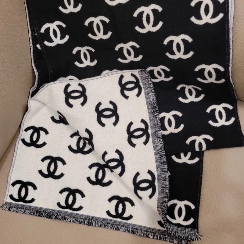 Chanel香奈兒經典黑白雙面logo圍巾-1