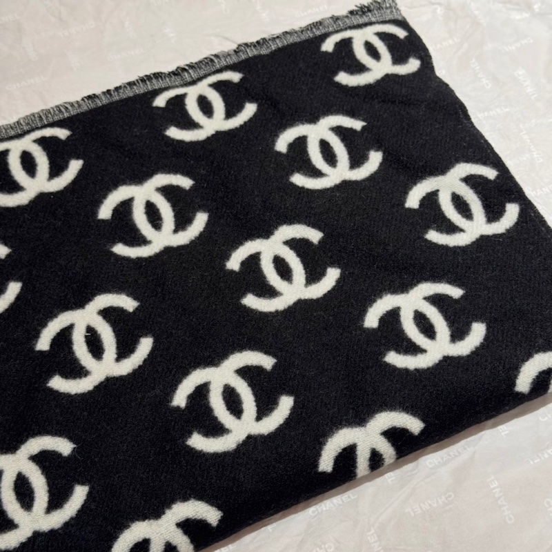 Chanel香奈兒經典黑白雙面logo圍巾-2