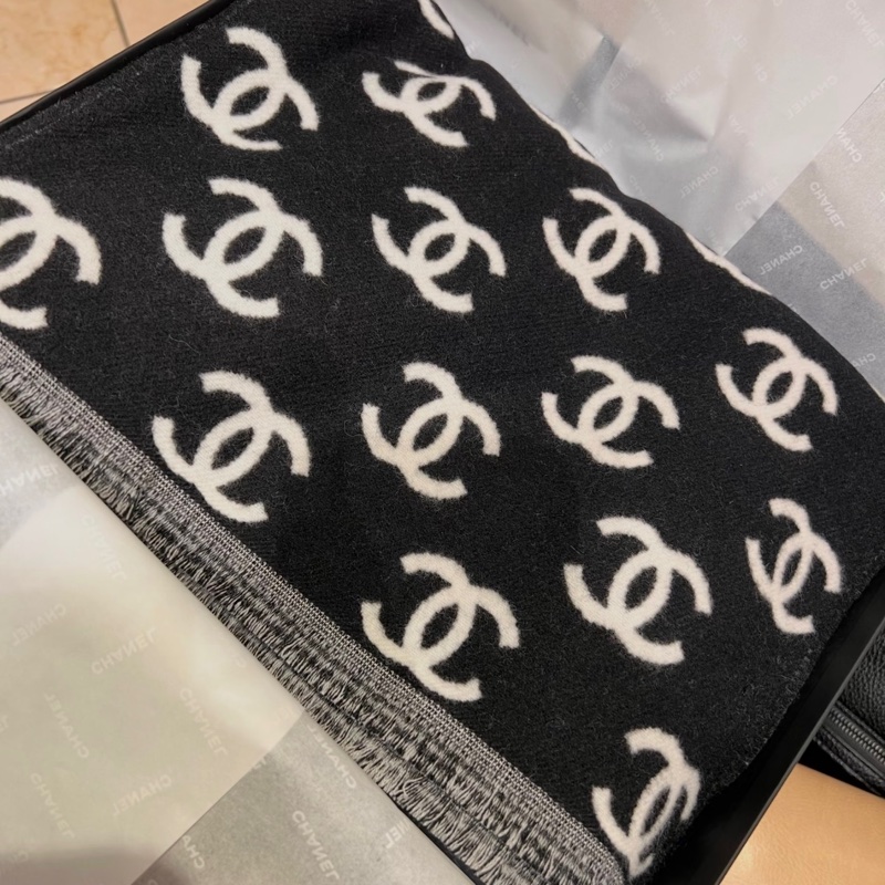 Chanel香奈兒經典黑白雙面logo圍巾-3