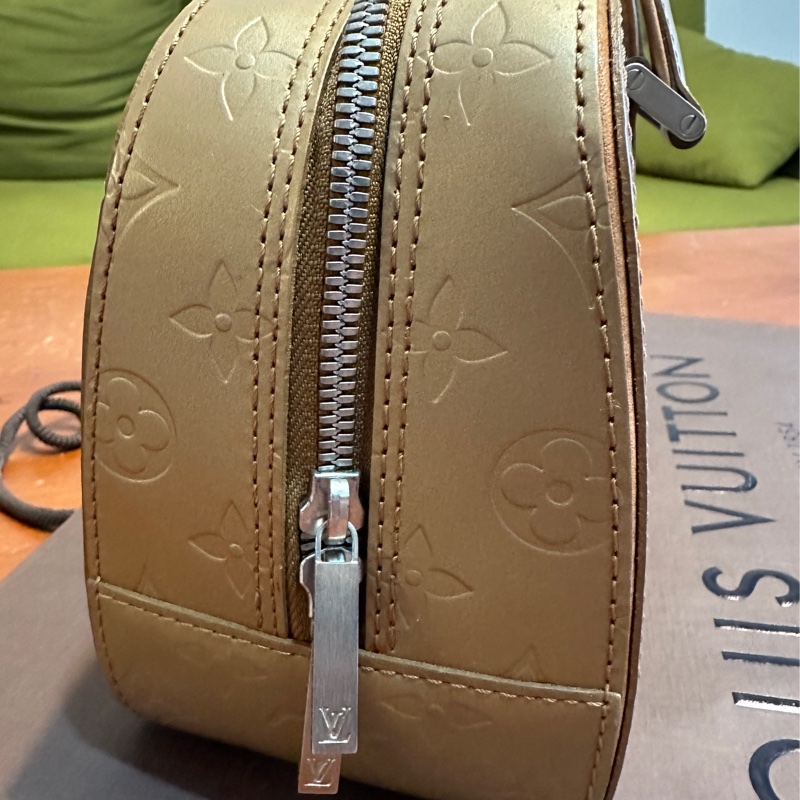 Louis Vuitton Shelton-12