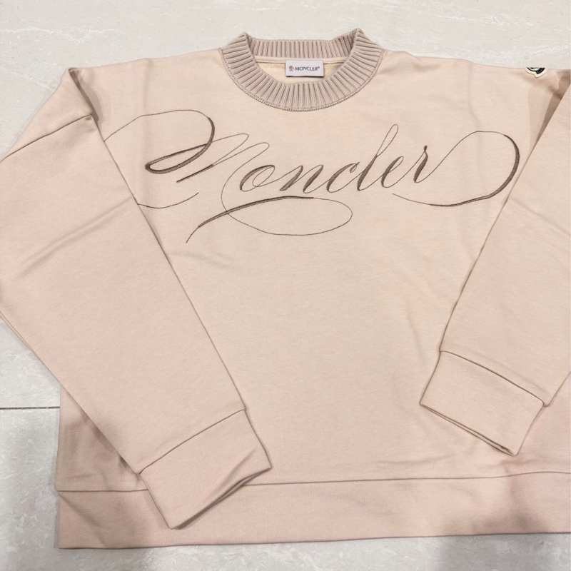 Moncler 圓領落肩英文字母刺繡衫/沙色-0